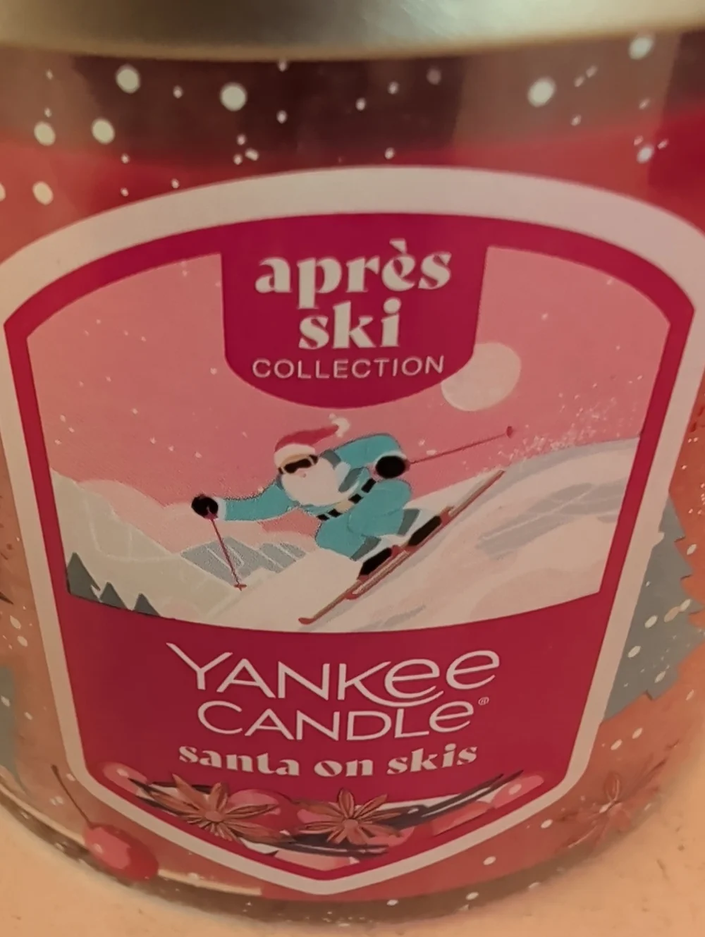 New, Yankee Candle Red 3-Wick Jar with Silver Snowflake Holder.🌟